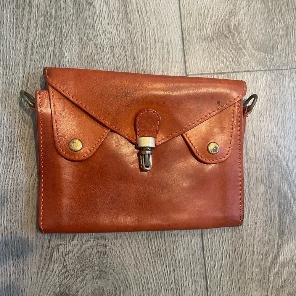 T Nobile Small Leather Italian Handbag/‎ Clutch
